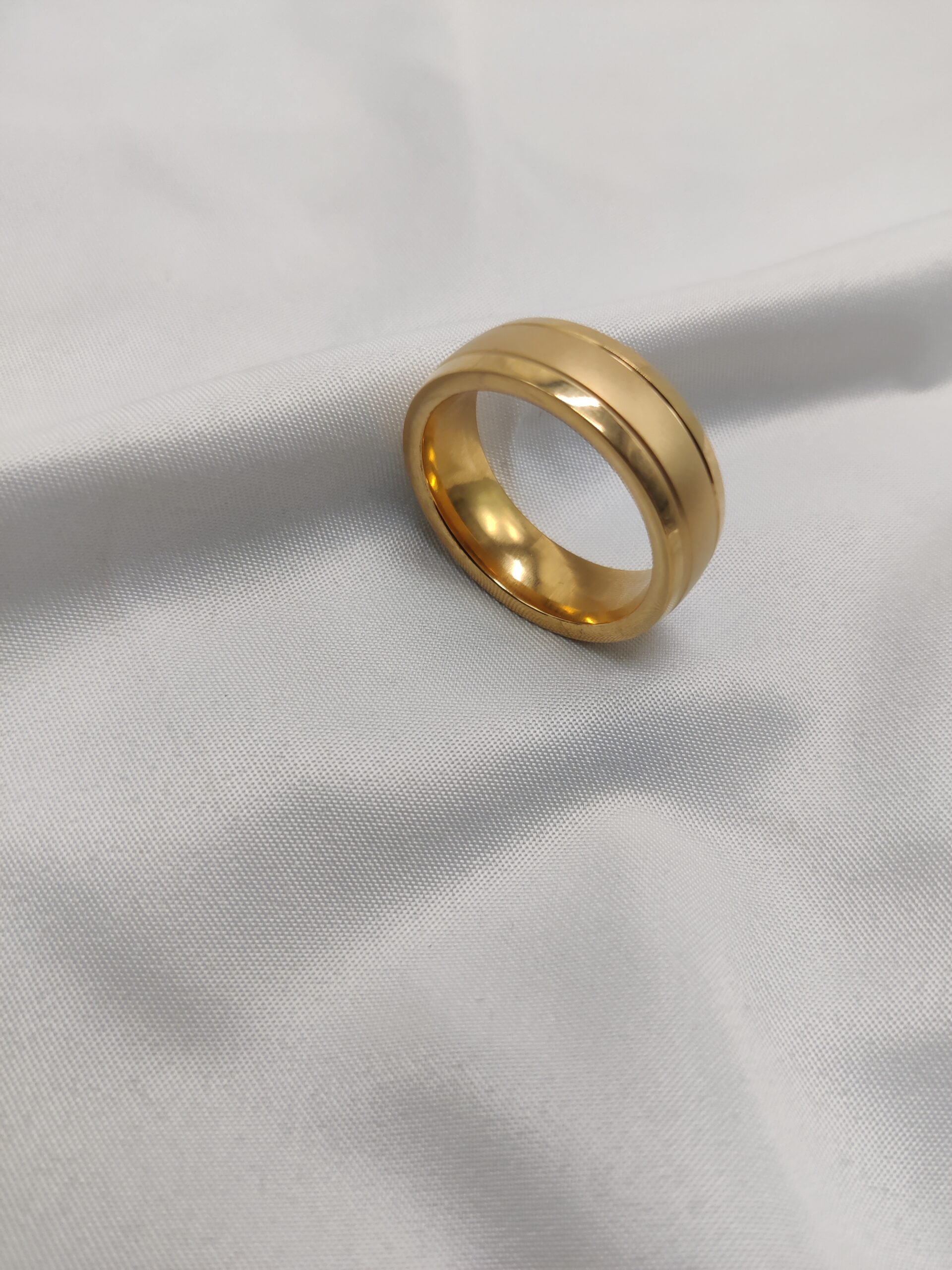 Stainless steel gold plated wedding band style ring 8mm by 1.8 size 9